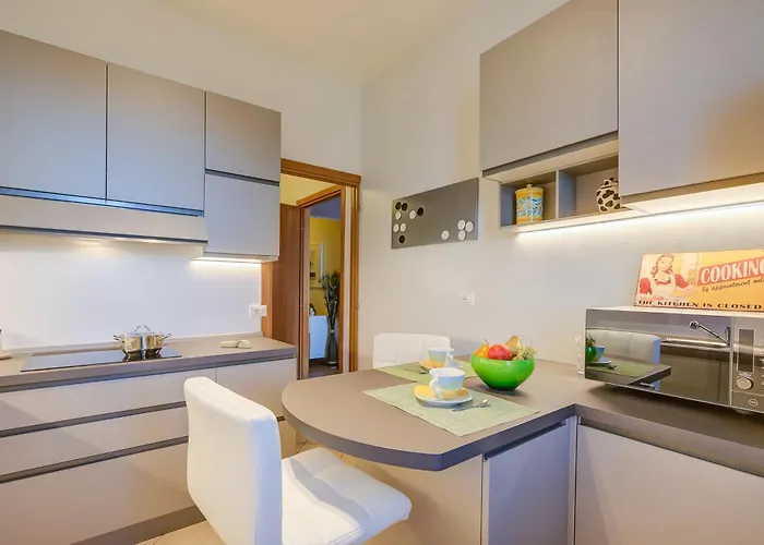 Alelu Classy And Chic Center - Happy